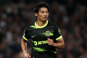 日本代表MF守田が「パパの顔」　愛娘＆モデル妻との“クリスマスお出かけ”が話題「全ての幸がここに…」