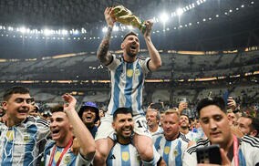 36年ぶりW杯優勝のアルゼンチン、特別仕様のバスでパレード　無数の花火の祝福も