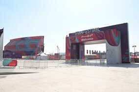 【W杯】カタールで賑わうファンフェス会場　サポーター同士が交流、ショップは昼夜を問わず大盛況