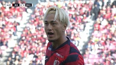 「俺よけてるよな！」鈴木優磨、レフェリーを指差し判定に怒り露わ「カードもらうからやめて」「冷静にな」ファンは心配の声