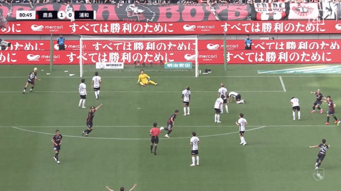 「盛大に煽られた…」鈴木優磨、浦和サポへの“まさかのリアクション”でSNS騒然「わざわざゴールの中に」「何かやってる笑」 5枚目