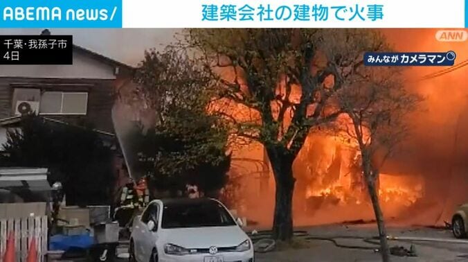燃え上がる4階建ての建物