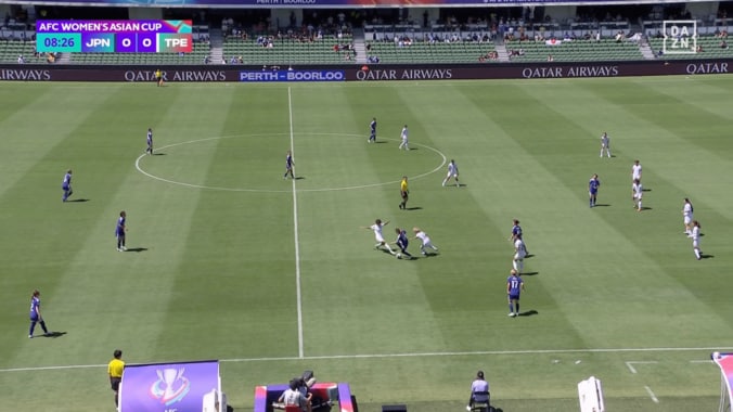 「軽業師みたい」長谷川唯、“超絶ターン＆ダブルタッチ”で日本出身帰化選手を翻弄！「うっま」「さすがのテクニック」相手2人を無力化【女子アジアカップ】 4枚目