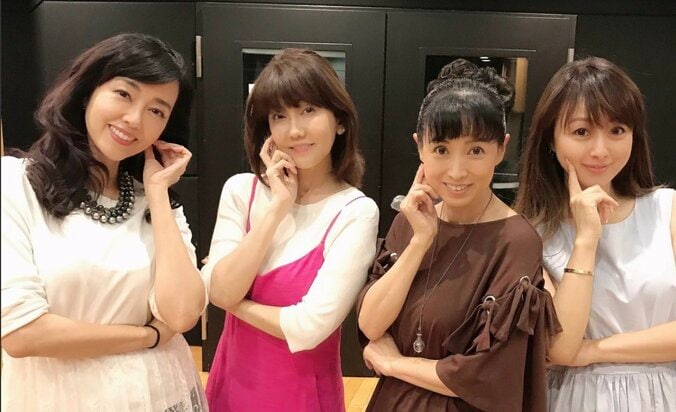 西村知美、昭和の“アイドルポーズ”で集合写真「記念に4人でパシャリ」 1枚目