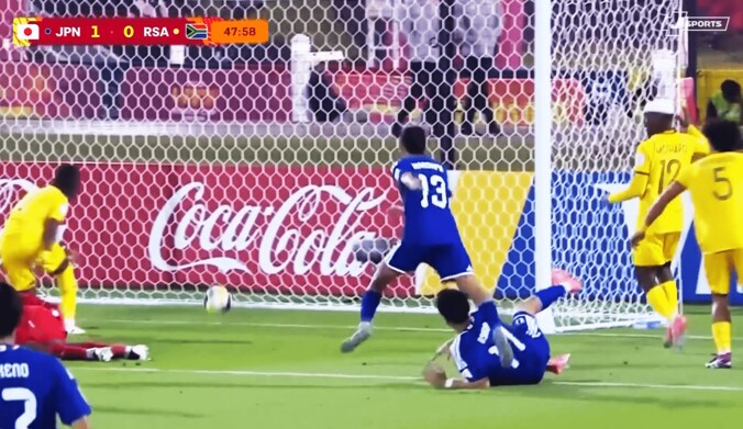 【写真・画像】衝撃の12秒！16歳“和製ルカク”の重戦車ドリブルが「２人分のパワー」「最高だ」ダブルマークを跳ね除け進撃【U-17W杯】　1枚目