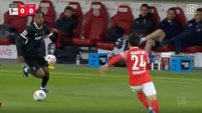 「エグすぎる」川﨑颯太、爆速スピード→“豪快スライディングタックル”炸裂「メンタル強い」ファウル判定に不満… 体ごと吹っ飛ばす一撃 2枚目