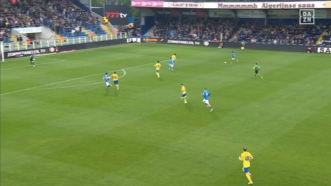 「本当にベッカム」伊東純也が極上アシスト！高精度40mサイドチェンジでゴールをお膳立て「針の穴を通すロングフィード」 5枚目