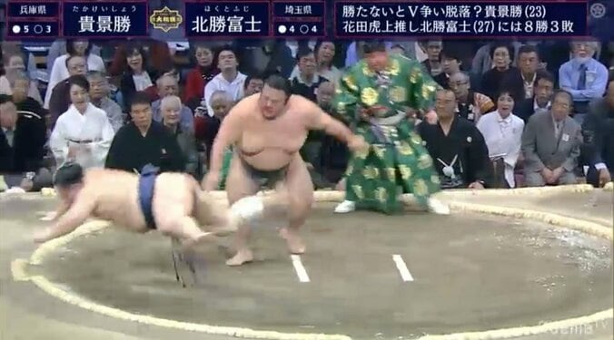 顔面衝突、鼻から出血も揺るがず 貴景勝が迫力の勝利 北勝富士は土俵下へ161キロダイブ 1枚目