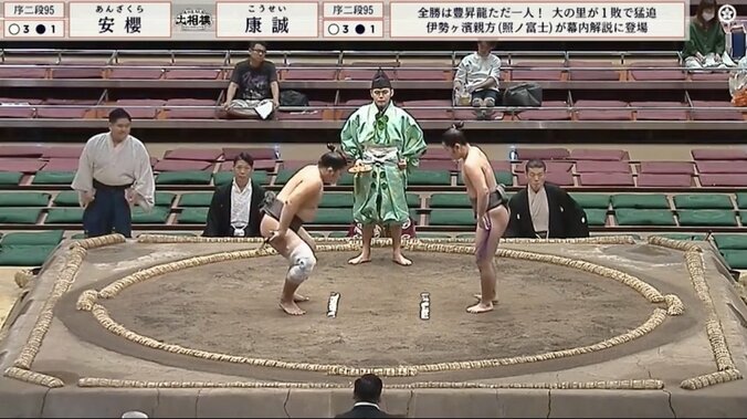 【写真・画像】「すごい表情やな」大相撲中継、砂かぶり席に“あの世界の落語家”が……カメラが捉えた意外すぎる観戦姿に反響　1枚目