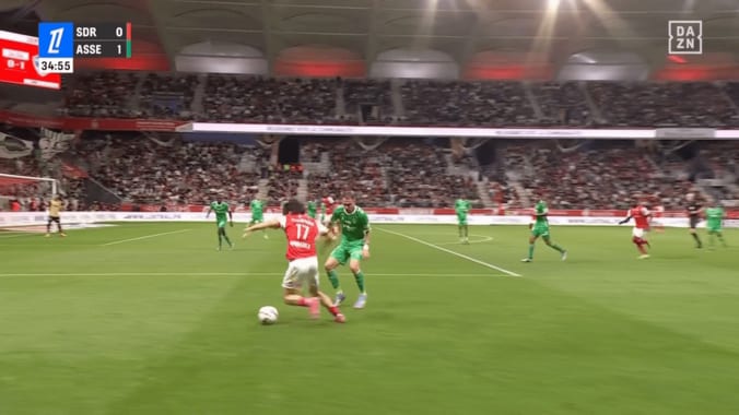 「押し込むだけやろ！」中村敬斗が“鮮烈ドリブル”で決定機演出→味方２人が飛び込むもアシスト未遂…「何回外すんだよ」ファン落胆 2枚目