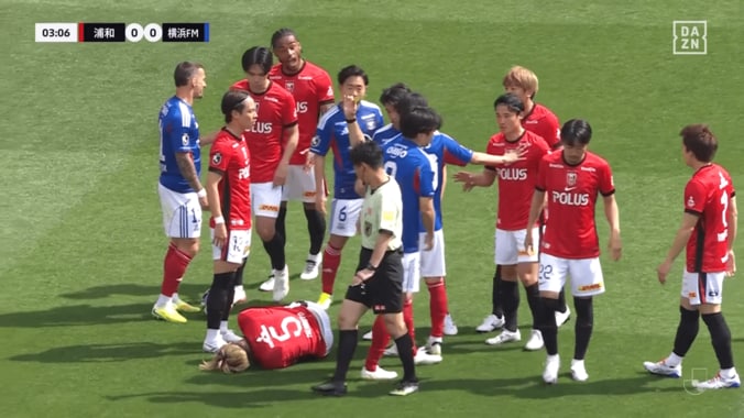 危険プレーにピッチは騒然