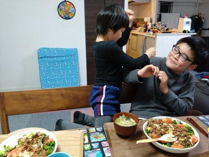  山田花子、食事中の息子達のハプニングを明かす「可愛いケンカ」「ほのぼのします」の声  1枚目