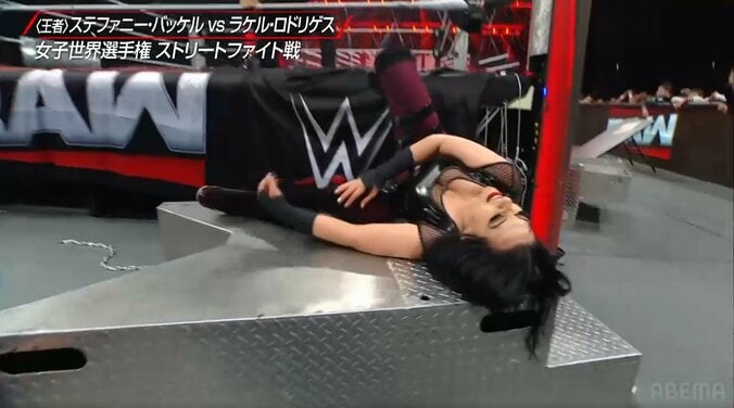 自らの痛めたヒザもダメージで苦悶するステファニー