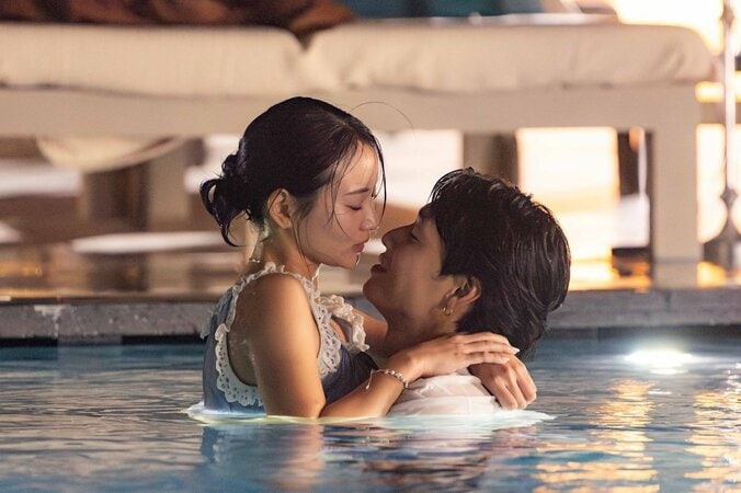 【写真・画像】お風呂で音が漏れる濃厚キス…32歳の元AKB、混浴で激しいスキンシップ「どうする...？」　3枚目