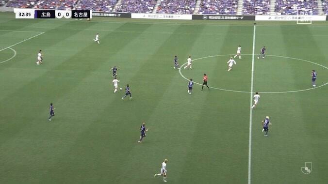 「今日の基準だとファウルじゃない」「何でもありやん」ゴール直前の“際どい接触”を巡るジャッジにファンは賛否両論「完全に脚蹴ってるじゃん？」 5枚目