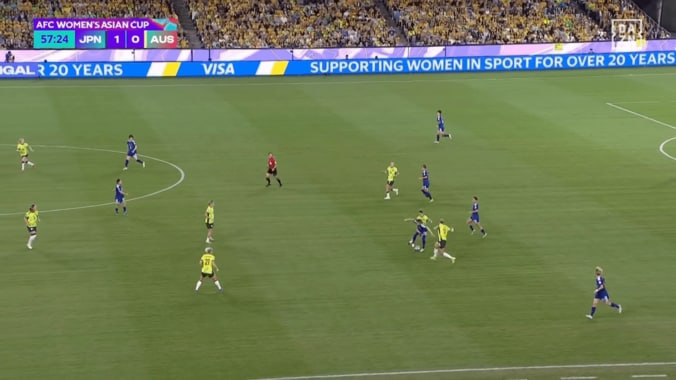 ダブルタッチで相手をかわす長谷川唯