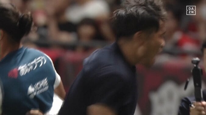 「岩政出過ぎ」「監督戻って」情熱指揮官“飛び出し過ぎ”のタイムアップアピールが話題沸騰「自分で時間稼ぎしにいってる」「相変わらず熱くていいな」 3枚目