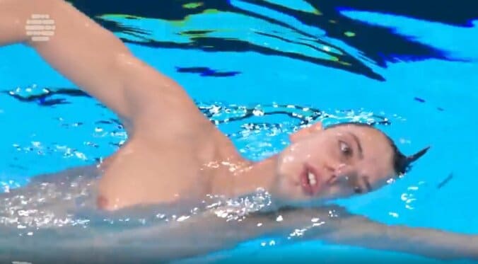 サメ（っぽい人間）がプールに現れた！