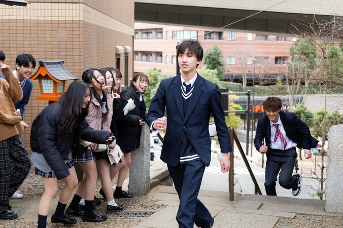 関ジャニ大倉似の高3男子の“階段ダッシュ”が速すぎて女子爆笑「めっちゃおもろい！」 3枚目