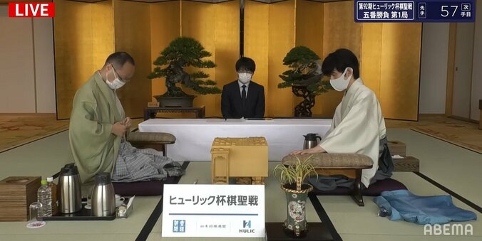 注目の第1局は朝から激戦に 藤井聡太棋聖 対 渡辺明名人 戦型は相掛かり／将棋・棋聖戦五番勝負 1枚目