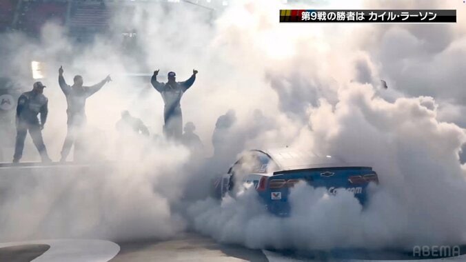 【写真・画像】天国のジョンに捧ぐ…NASCAR、優勝直後に捉えた「感謝のタイヤスモーク」が泣ける 放送席も感動「映画の一幕のよう」　1枚目
