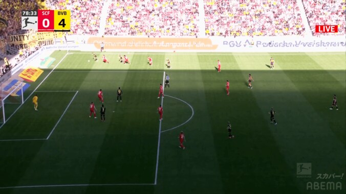 キレキレ妙技！“超絶クライフターン”にファン大興奮「グロスの切り返し独特だよな」「うますぎ」「得意のキックフェイント炸裂」三笘薫元チームメイトが魅せた瞬間 3枚目