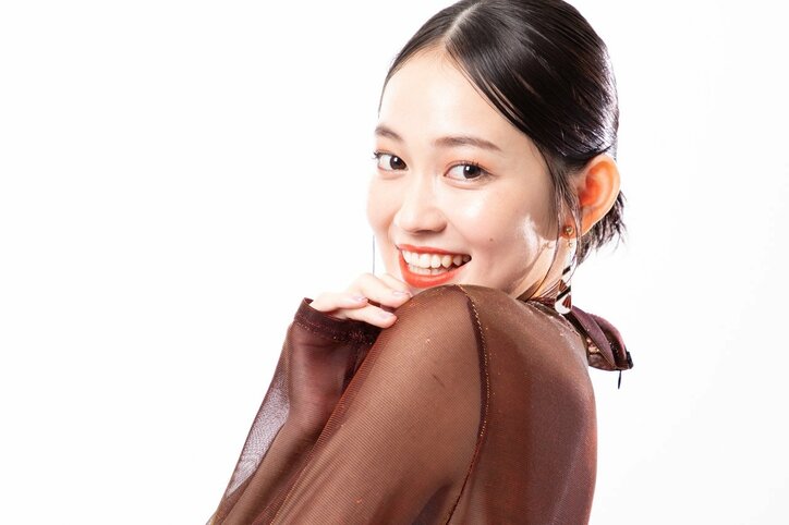 国民的美少女・吉本実憂が5kg増で“ぶちゃいく”新卒OLに!? 映画『レディinホワイト』インタビュー