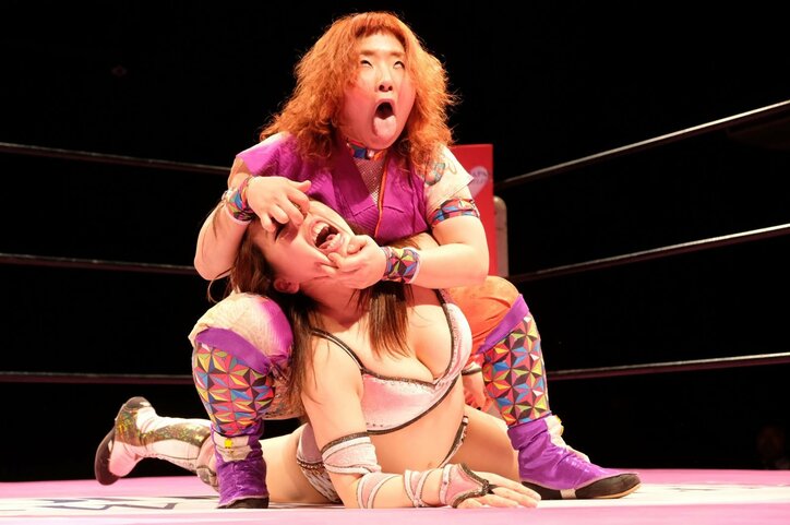 “闘魂Hカップグラドル”白川未奈、“変顔”攻撃に悶絶　米山香織に敗戦も「もっとイケた」
