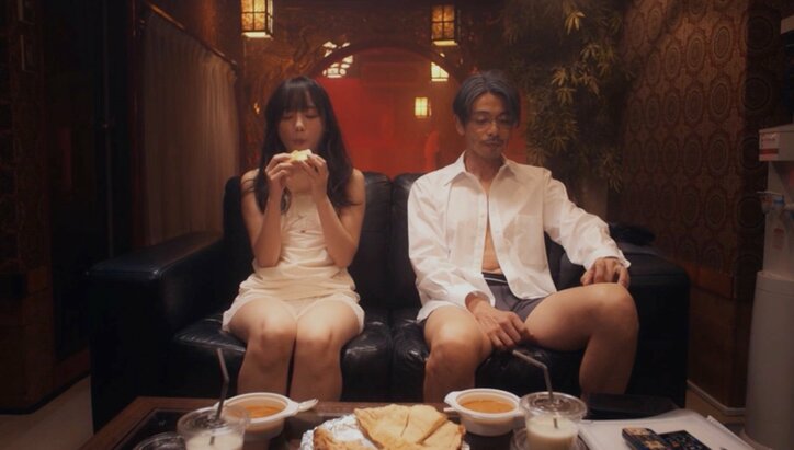 不倫相手のためにオシャレするもデート場所はラブホ…残酷すぎる『泥濘の食卓』の不倫描写