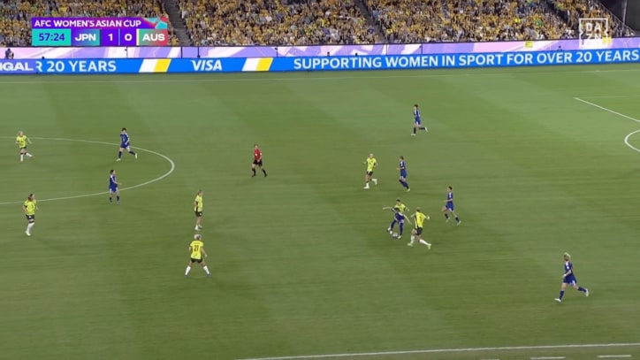 ダブルタッチで相手をかわす長谷川唯