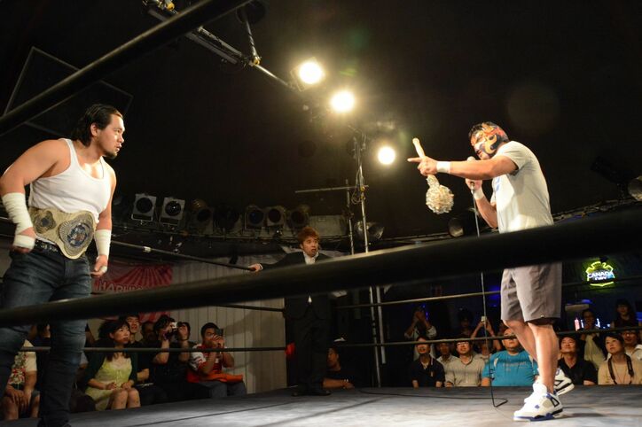 “最強地下アイドル”仮面女子・川村虹花がプロレスデビュー決定　ガンプロ・大家健に逆ビンタ炸裂！