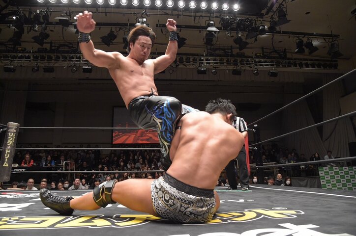 顔面蹴り、踏みつけ連打…“鬼”モードに覚醒!HARASHIMA、丸藤正道とのタッグ王座死守