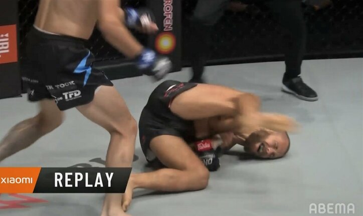 「アカン声が聞こえた…」戦慄のヒザに断末魔の叫び…“悶絶”KOにドクター駆け寄りネット騒然