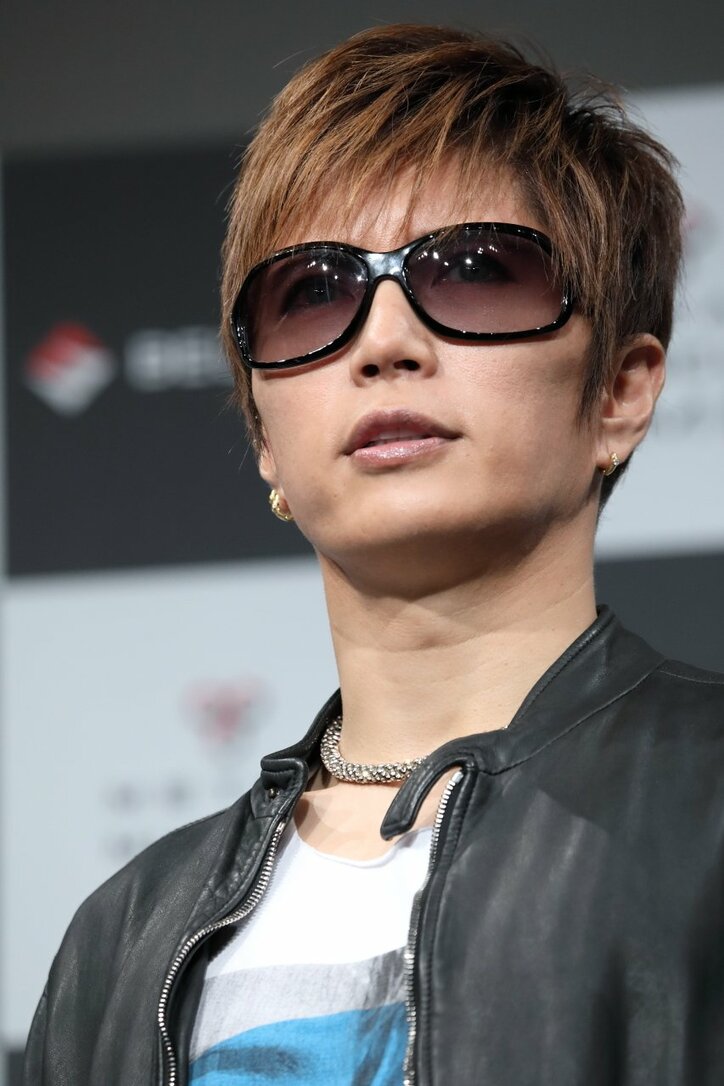 体脂肪率7% GACKTの腹筋チラ見せに女性記者たちがざわめく
