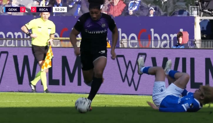 倒れ込む伊東純也