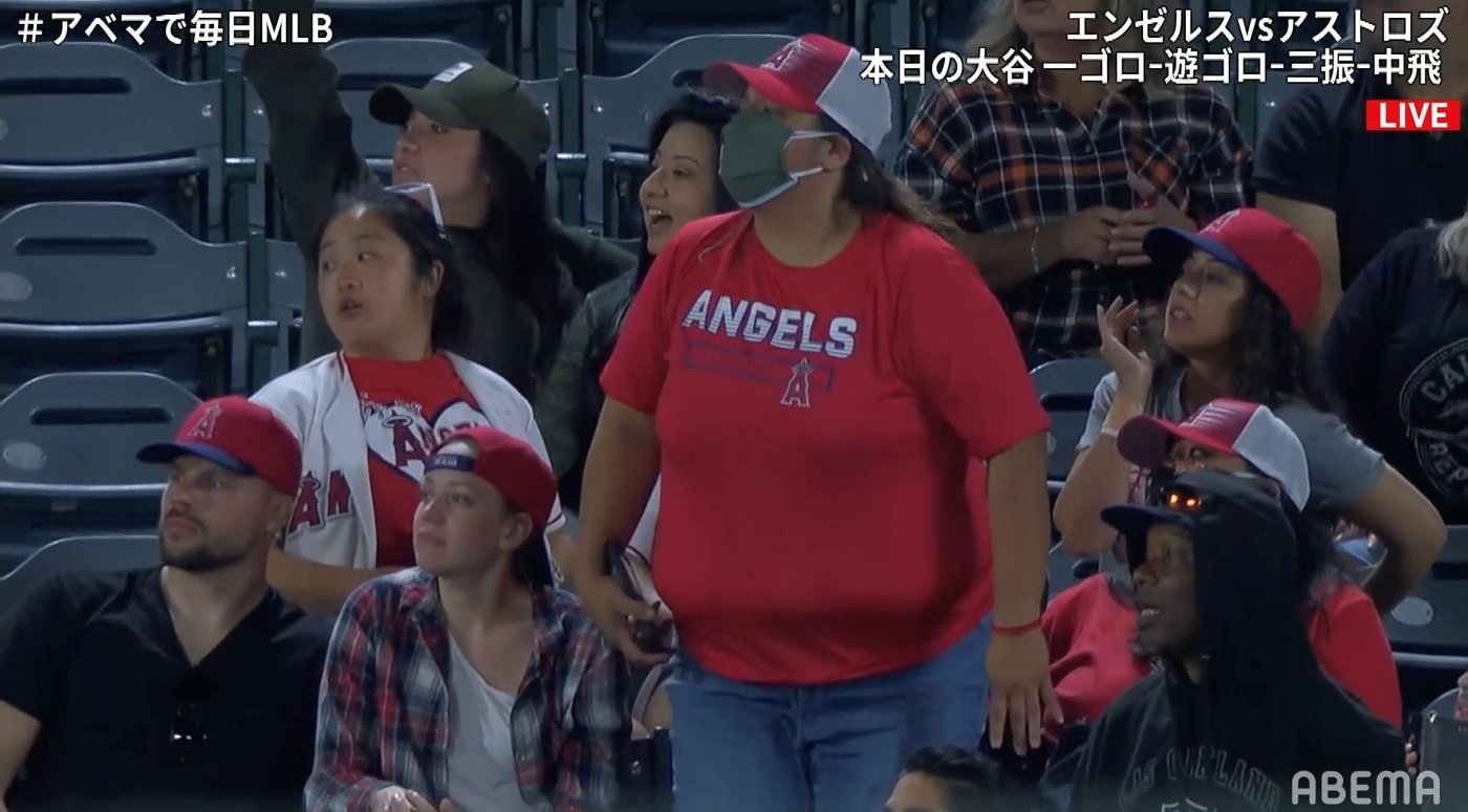 大谷翔平の大飛球に 雑談中断起立スッと着席 女性ファンが見せたリアクションに反響 21年9月21日 Biglobeニュース