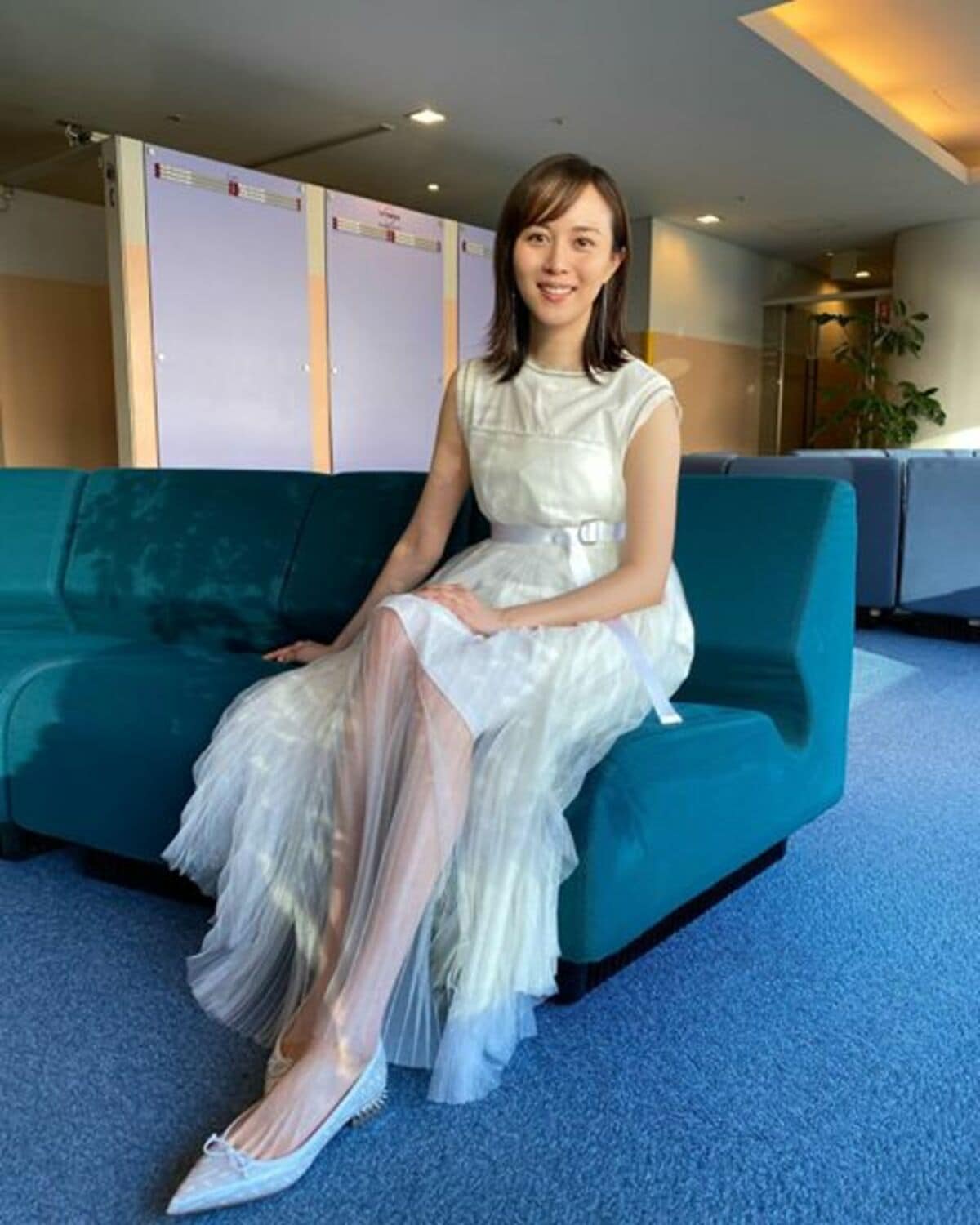 綺麗すぎます 美しい 比嘉愛未 美脚際立つシースルードレスショットにファン悶絶 話題 Abema Times