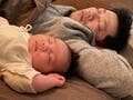  だいたひかる、同じポーズで眠る夫＆息子の姿を公開「そっくり」「愛しい光景」の声 