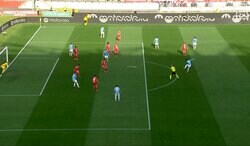 「実質鎌田のゴール」鎌田大地の“低弾道の弾丸ミドル”がエグすぎて話題！ GKの腕を弾きクロスバー直撃→エースの先制点に繋がった瞬間「凄いシュートだったな」