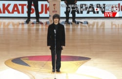「永久保存版」“三浦大知らしい国歌独唱”がSNSで大バズり！日韓戦を盛り上げた歌声が「スゴい抑揚」「画面越しに伝わる音圧」【バスケW杯予選】