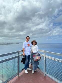  堀ちえみの夫、グアムの海をバックにした妻との2ショットを公開「展望台までは1人3ドルのチケットを買います」 