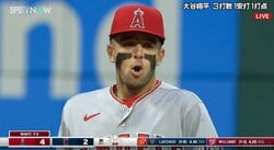 「躍動しとる」「すげえ」スライディングからお手玉キャッチで併殺ゲット！大谷翔平の同僚ネトの“曲芸プレー” 