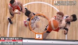 渡邊雄太も大興奮！ “ゴール下の戦場”で韓国ディフェンス陣とバチバチの肉弾戦　“リアル・桜木花道”川真田のリバウンドシュートがエグすぎる