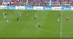 「変態パス！」「これは神すぎる」 高速ターン→完璧なラストパスを炸裂した瞬間　怪物FWの足元にピタリ！王者マンCの司令塔がパーフェクトアシスト