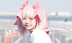 What are the tricks hidden in Madoka's cosplay of "MadoMagi" to express the fluffy spread of her skirt?