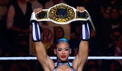 バキバキ“美ボディ”の美女レフェリー「レフェリーに見えない」ファン騒然 “力づく”ブレイクでリング上はカオスに