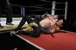 “異物”青木真也、DDTを襲撃！新世代エース・竹下幸之介が意地を見せる