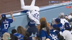 一歩間違えれば“遺恨”だが…ドジャース外野手が観客席に飛び込む超ファインプレー→元MLB右腕は“観客のマナー”を絶賛「捕りたかっただろうけど…」