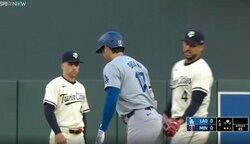 大人気の大谷翔平、みんなから愛されすぎてる“ほっこりシーン”　ヒット直後に見せた相手選手との交流が話題に 「ただの人格者」「聖人すぎる」