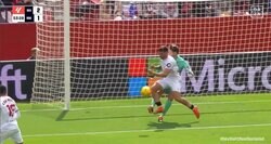 一体何をした？倒れて動けないGKが食らったのは爆速ハイプレスからの危険なショルダータックル！顎を撃ち抜く極悪プレーの一部始終